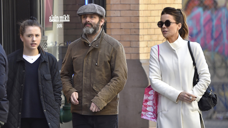 Lily Mo Sheen walking with her parents in 2016