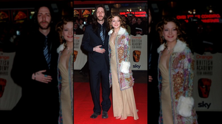 (l-r): Chris Robinson and Kate Hudson posing at a premiere.
