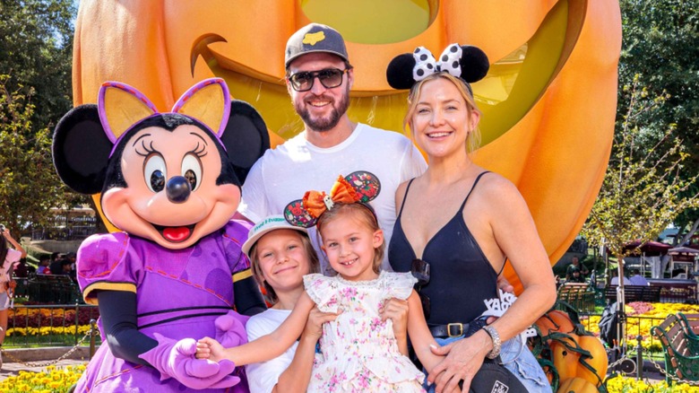 Minnie Mouse, Bingham Bellamy, Rani Rose Hudson Fujikawa, Danny Fujikawa, and Kate Hudson posing together