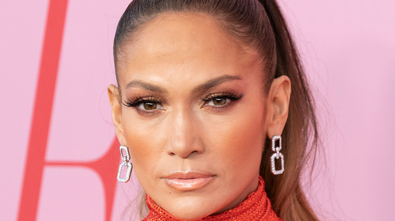 Jennifer Lopez posing at event