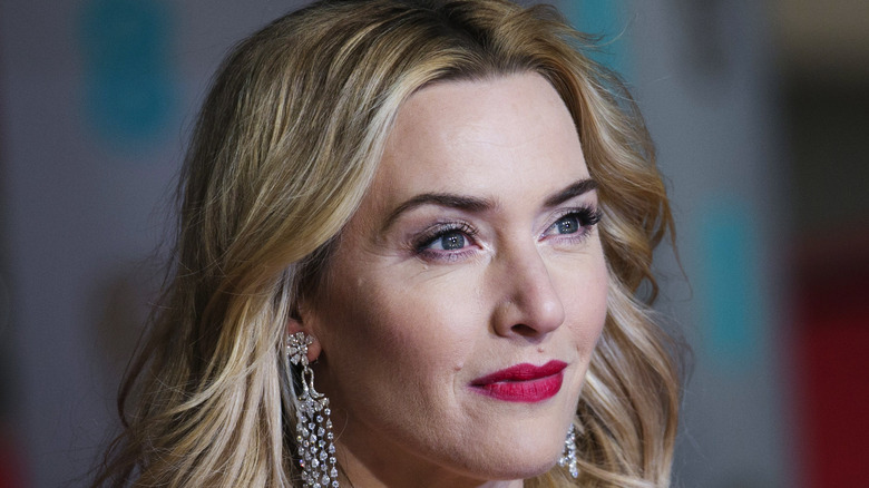 Kate Winslet poses on the red carpet