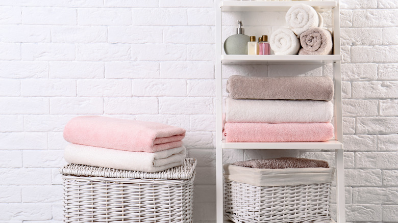 Bathroom shelving