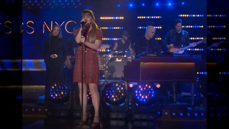 Kelly Clarkson singing with microphone