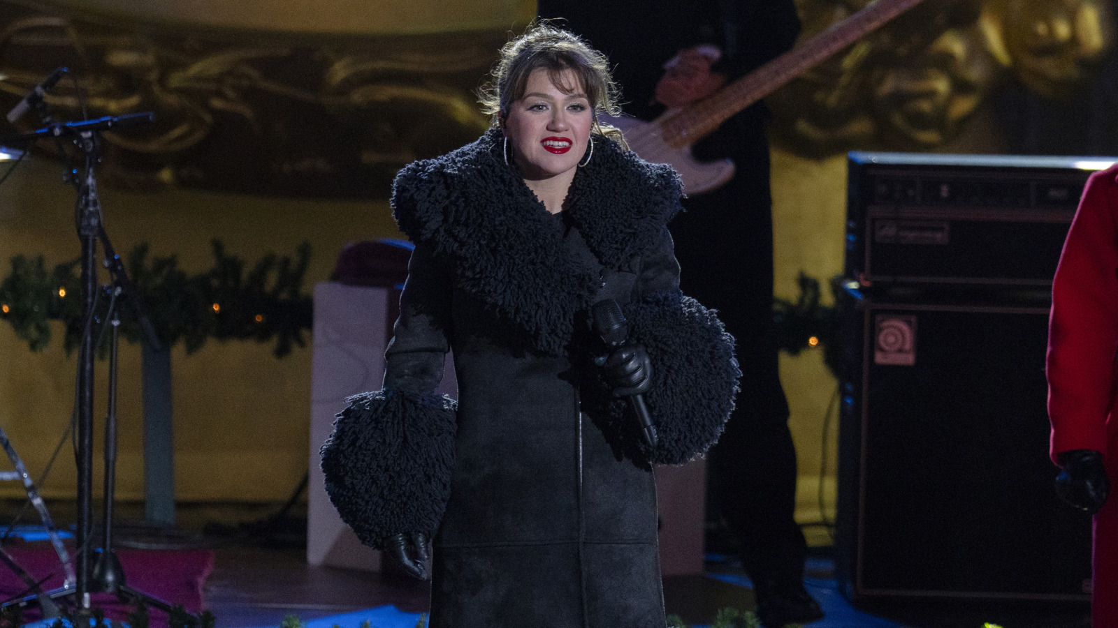 <a href="https://www.thelist.com/1736530/kelly-clarkson-fashion-fail-fur-hood/" target="_blank">Kelly Clarkson Follows Up Rockefeller Fur Fiasco With Another Fuzzy Fashion Fail</a>