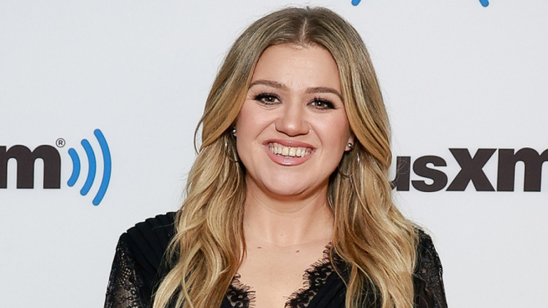 Kelly Clarkson smiling at SiriusXM Studios in 2023