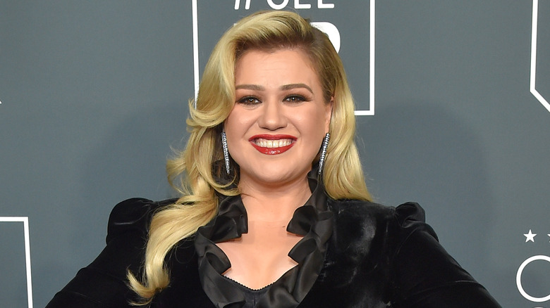 Kelly Clarkson in black velvet 