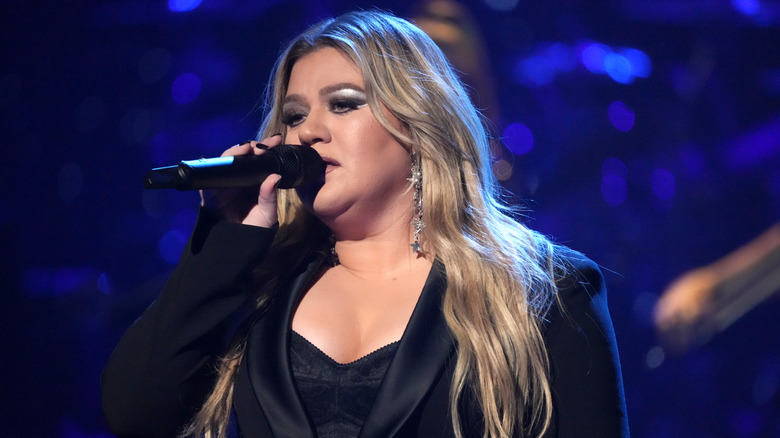 Kelly Clarkson singing 