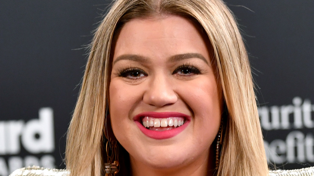 Kelly Clarkson smiling