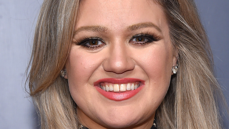 Kelly Clarkson smiling 