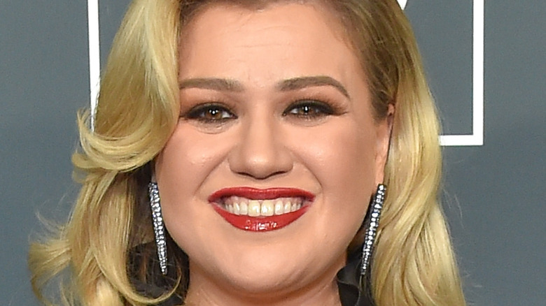 Kelly Clarkson wearing a red lip on the red carpet