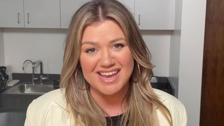 Kelly Clarkson with natural makeup