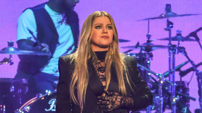 Kelly Clarkson performing at the 2023 iHeartRadio Music Festival