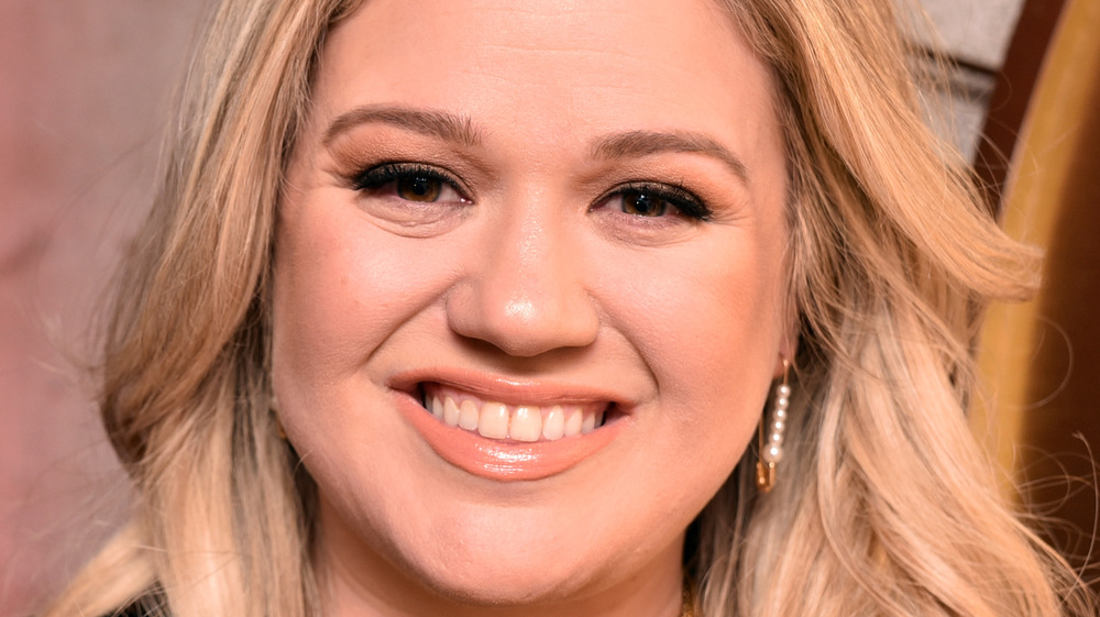 Kelly Clarkson smiling hair down
