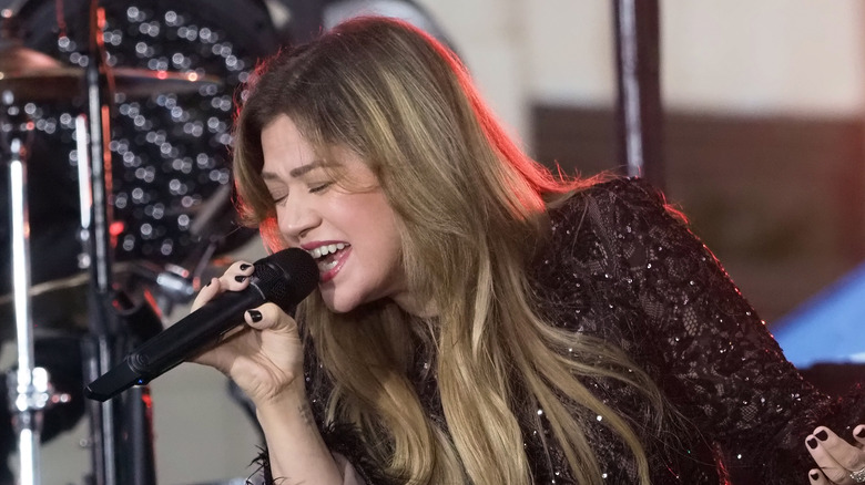 Kelly Clarkson sings onstage