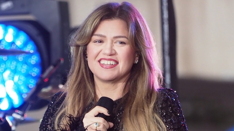 Kelly Clarkson onstage at the "Today" show at Rockefeller Plaza in New York City (2025)