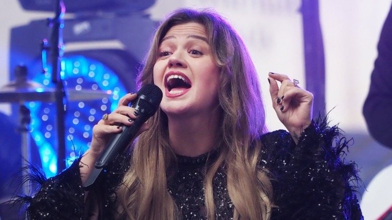 Kelly Clarkson performs on the "Today" show at Rockefeller Plaza in New York City (2025)