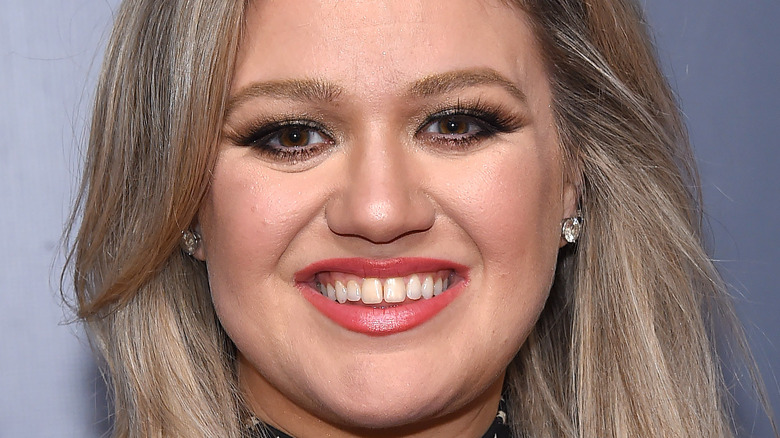 Kelly Clarkson smiling