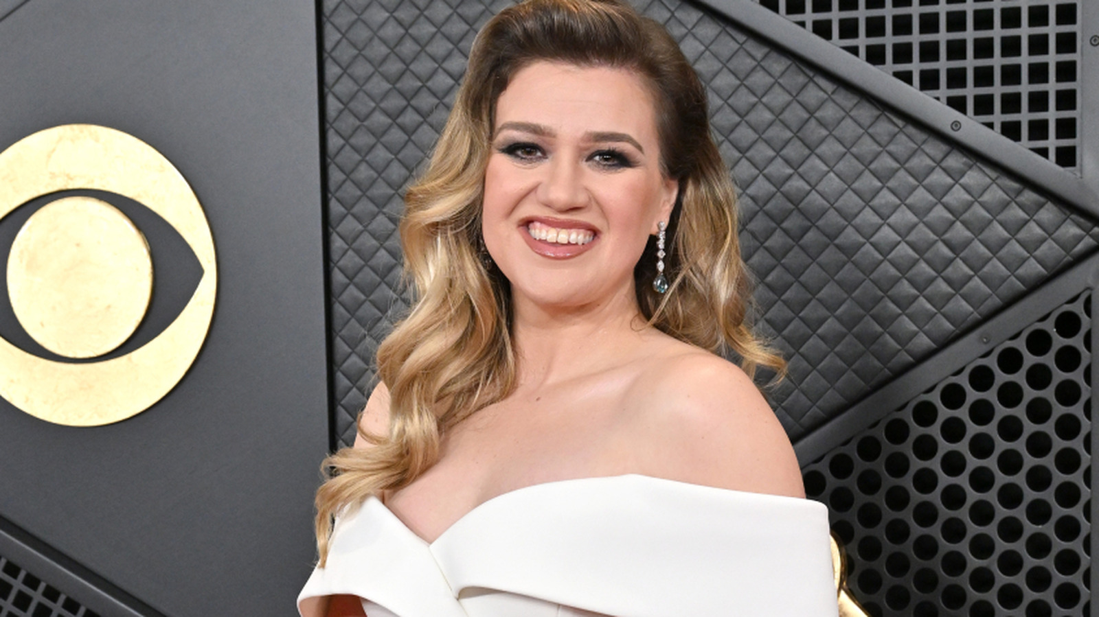<a href="https://www.thelist.com/1810793/kelly-clarkson-talk-show-absence-has-everyone-worried/" target="_blank">Kelly Clarkson’s Lingering Absence From Her Talk Show Has Everyone Worried</a>