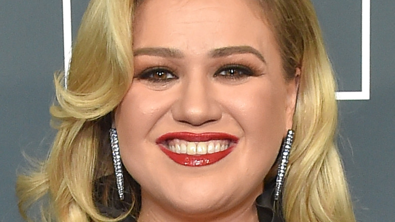 Kelly Clarkson smiling 