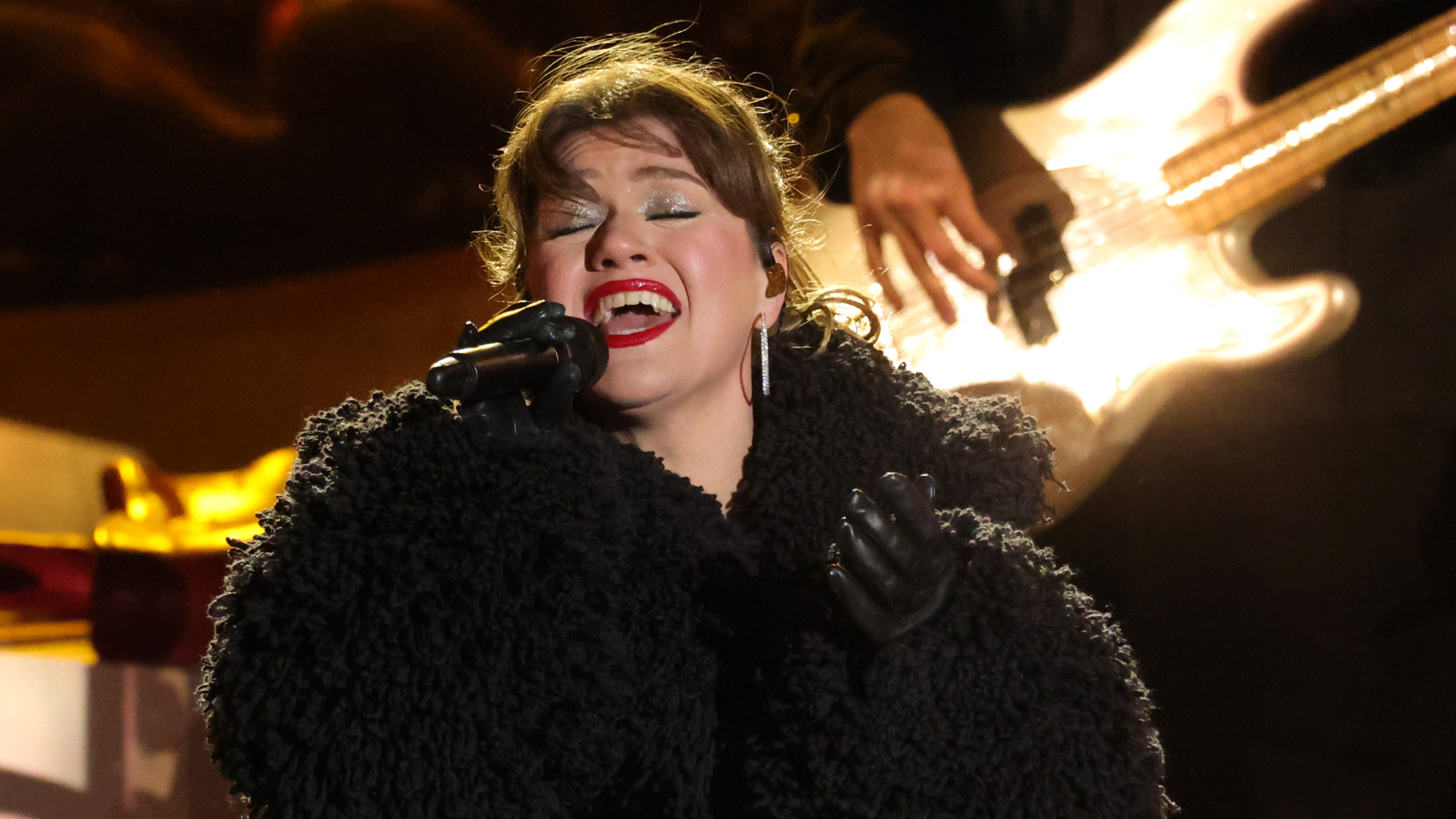 <a href="https://www.thelist.com/1730375/kelly-clarkson-rockefeller-christmas-tree-lighting-look-everyone-talking-wrong-reasons/" target="_blank">Kelly Clarkson’s Rockefeller Christmas Tree Lighting Look Has Everyone Talking For The Wrong Reasons</a>