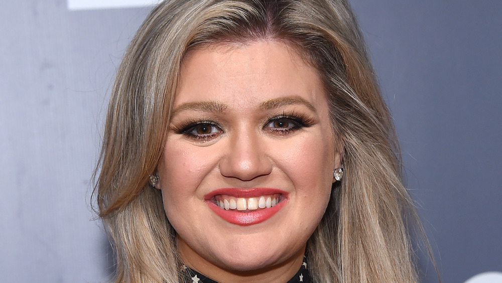 Kelly Clarkson smiling