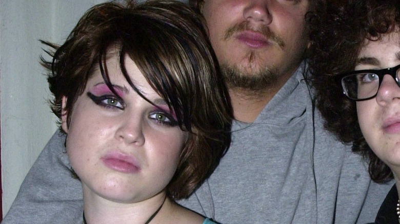 Kelly Osbourne with a thick, rounded black eyeliner look