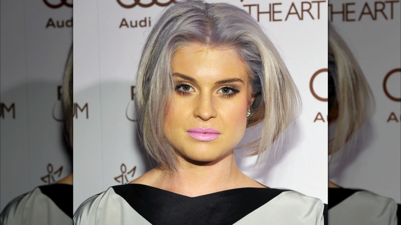 Kelly Osbourne with yellowy foundation and a pastel pink lip