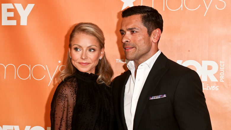 Kelly Ripa Mark Consuelos posing red carpet