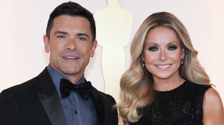 Kelly Ripa and Mark Consuelos smiling