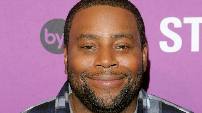 Kenan Thompson grinning on the red carpet 