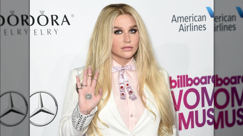 Kesha holding up her hand
