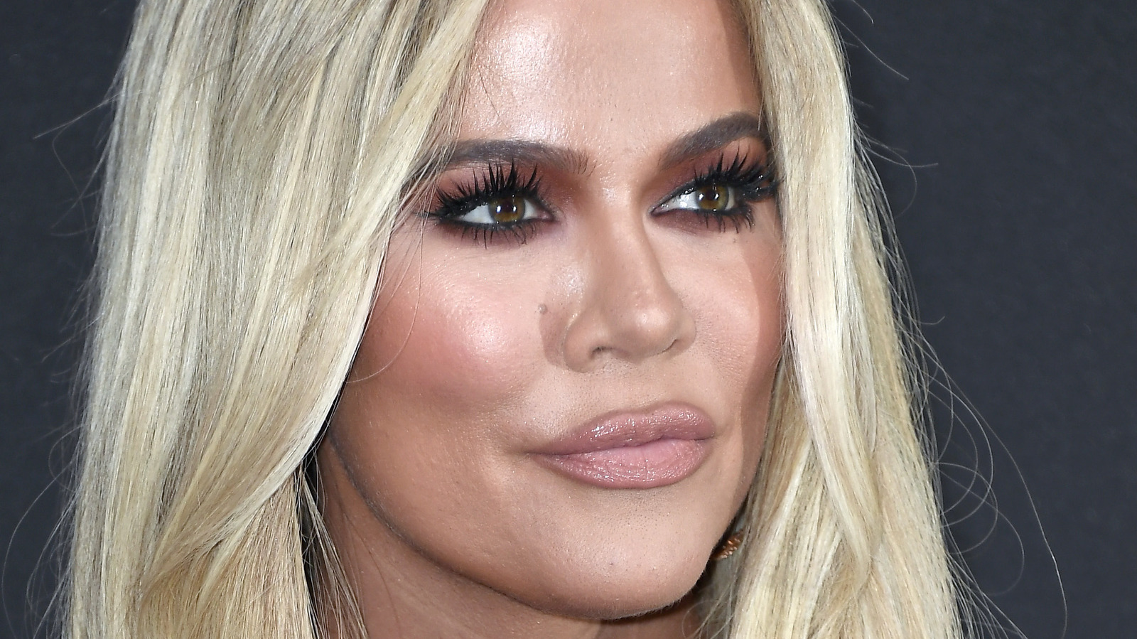 Khloe Kardashian Defends Her Good American Ads After Backlash(02)