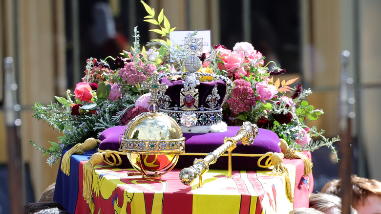 Queen's funerary wreath/ note 