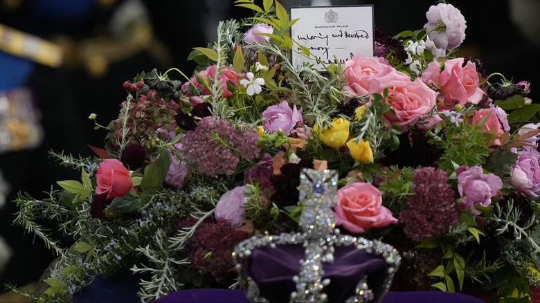 Queen Elizabeth's coffin with wreath of flowers and handwritten note