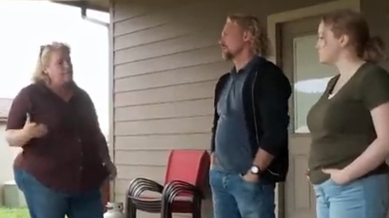 Kody and Janelle arguing outside house