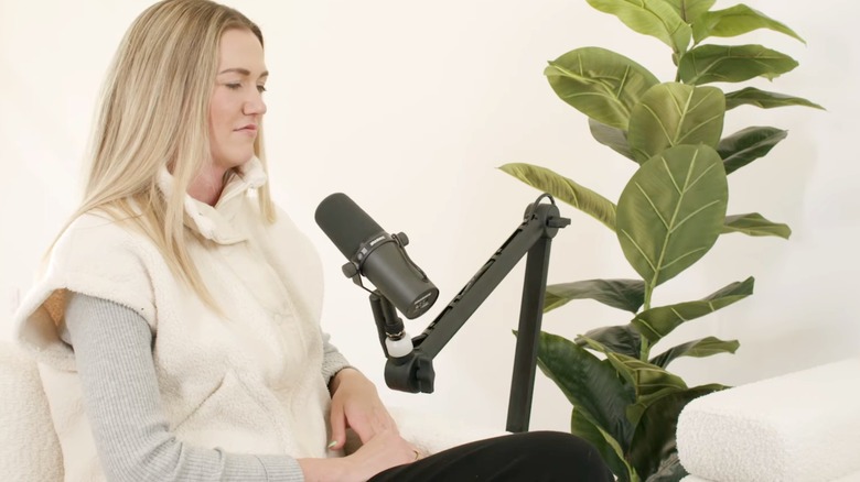 Kassidy Noem Peters looking unamused on her "Threads of Wellth" podcast episode