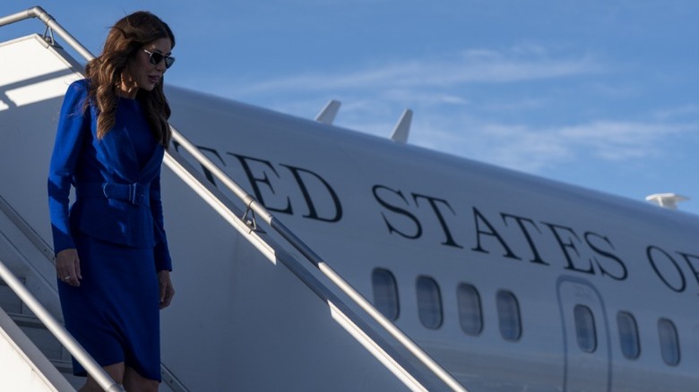 Kristi Noem arrives at the New Mariscal Sucre International Airport in Quito, Equador (2025)