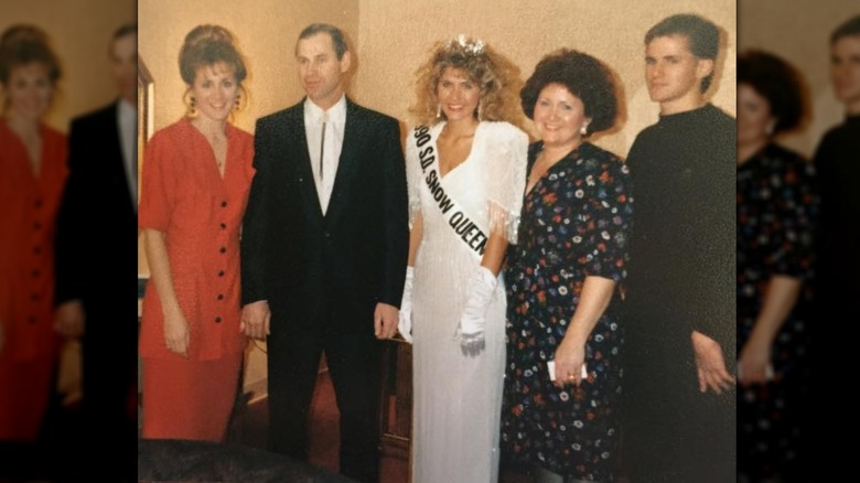 Kristi Noem posing with others