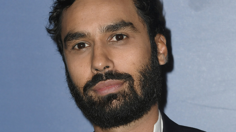 Kunal Nayyar posing at event