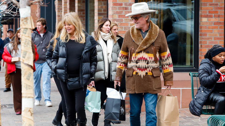 Goldie Hawn walking with Kurt Russell