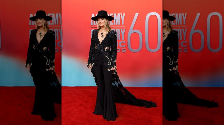 Lainey Wilson in all black on the red carpet for the CMAs