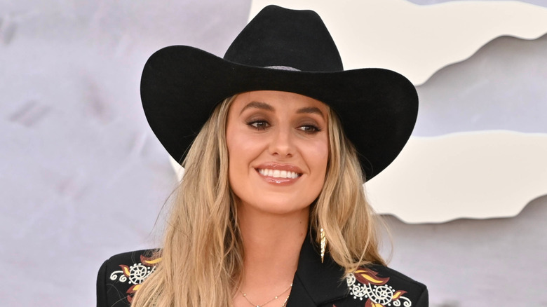 Lainey Wilson smiling