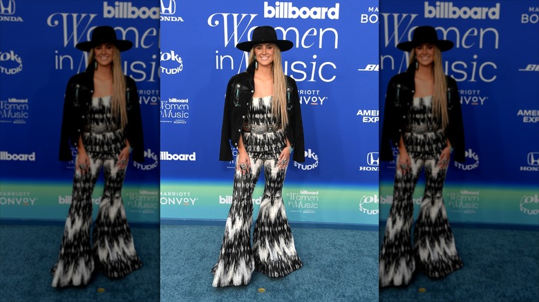 Lainey Wilson on the carpet in a black and white outfit