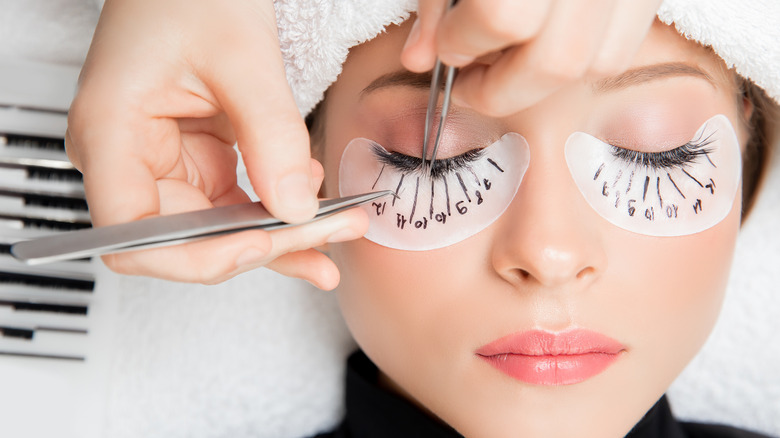 Woman getting lash extensions