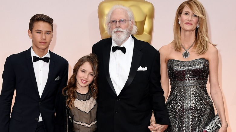 Ellery Harper, Jaya Harper, Bruce Dern, and Laura Dern posing at the 2015 Oscars