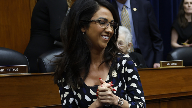 Close up og Lauren Boebert with men and women behind her