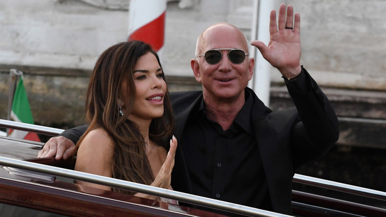Lauren Sánchez Bezos and Jeff Bezos waving