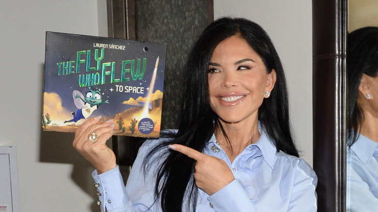 Lauren Sánchez holding up her children's book