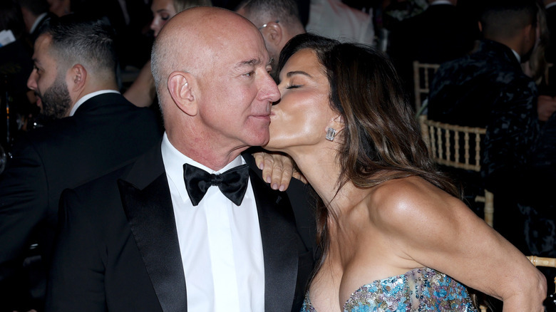 Lauren Sanchez kissing Jeff Bezos' cheek