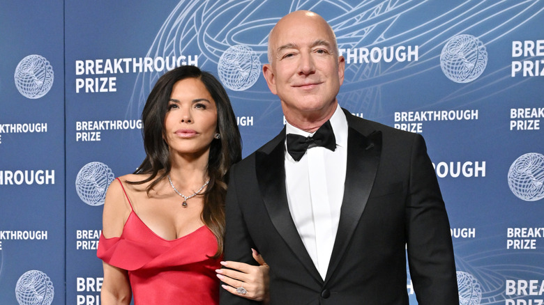 Lauren Sanchez and Jeff Bezos posing on the red carpet of the Breakthrough Prize